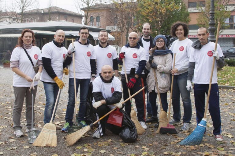 Guanti e sacchi per ripulire la città: i consiglieri danno l’esempio